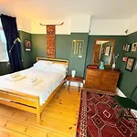 Serene Asian-inspired With Garden & Parking Будинок відпочинку Бристоль
