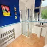 Serene Asian-inspired With Garden & Parking בית נופש