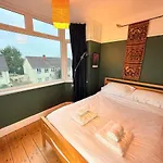 Serene Asian-inspired With Garden & Parking * בריסטול