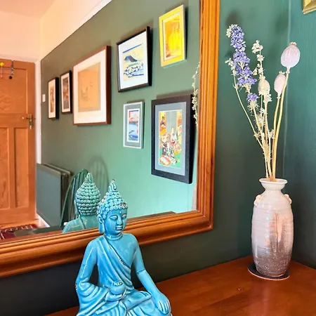 Serene Asian-inspired With Garden & Parking Будинок відпочинку Бристоль