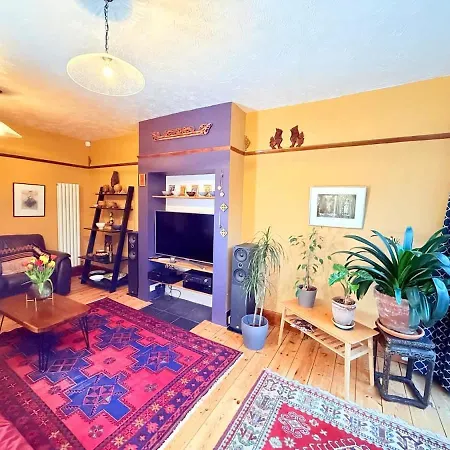 Serene Asian-inspired With Garden & Parking *