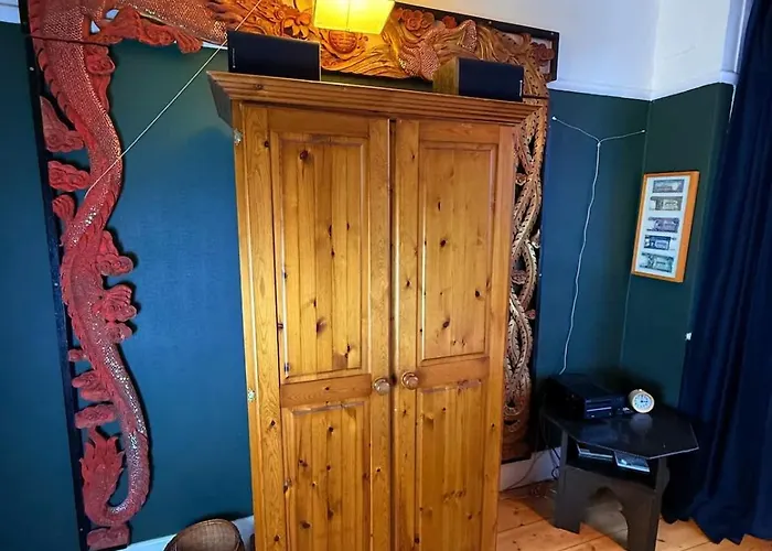 Semesterbostad Serene Asian-inspired With Garden & Parking Bristol