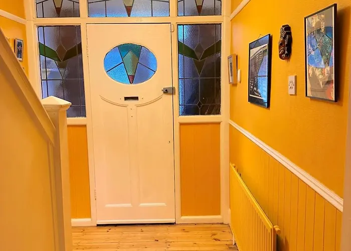 Serene Asian-inspired With Garden & Parking Semesterbostad *