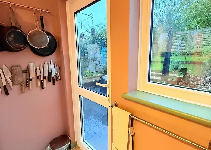 Serene Asian-inspired With Garden & Parking Semesterbostad