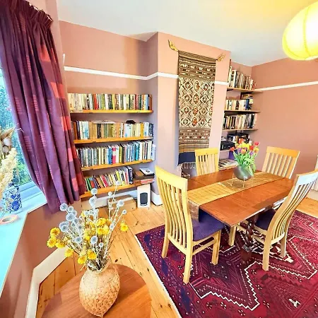 Serene Asian-inspired With Garden & Parking Vakantiehuis *