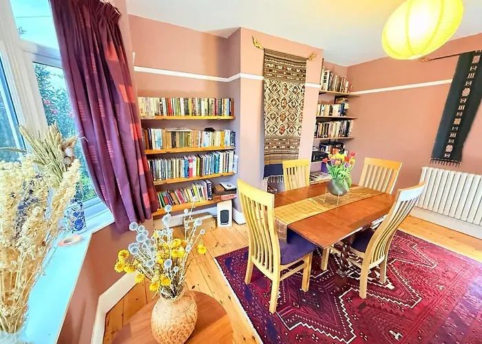 Serene Asian-inspired With Garden & Parking Vakantiehuis *