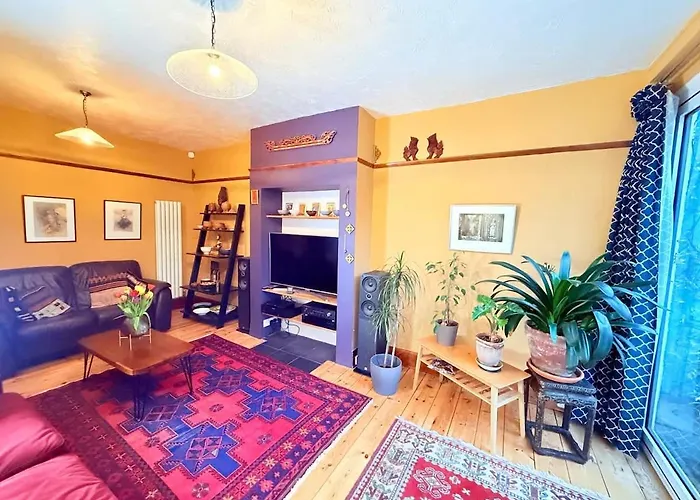 Serene Asian-inspired With Garden & Parking *