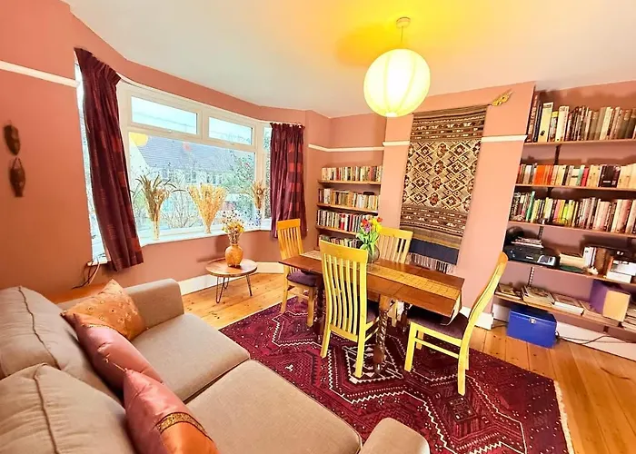 Serene Asian-inspired With Garden & Parking Vakantiehuis